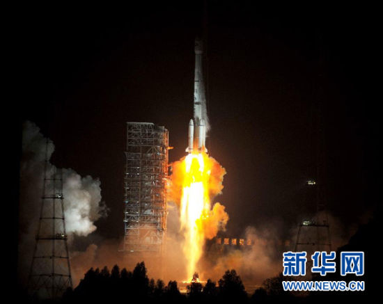 12月21日,載有玻利維亞通信衛(wèi)星的長征三號乙運載火箭點火發(fā)射。當(dāng)日零時42分,我國在西昌衛(wèi)星發(fā)射中心用長征三號乙運載火箭,成功將玻利維亞通信衛(wèi)星發(fā)射升空,衛(wèi)星順利進入預(yù)定軌道。玻利維亞通信衛(wèi)星是該國擁有的第一顆衛(wèi)星。新華社記者 燕雁 攝