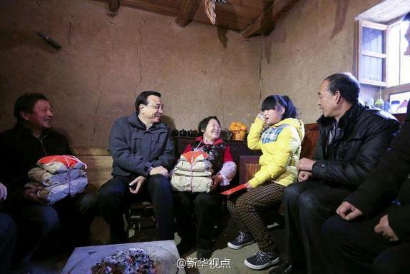 27日，李克強到安康旬陽金坡村看望留守兒童。