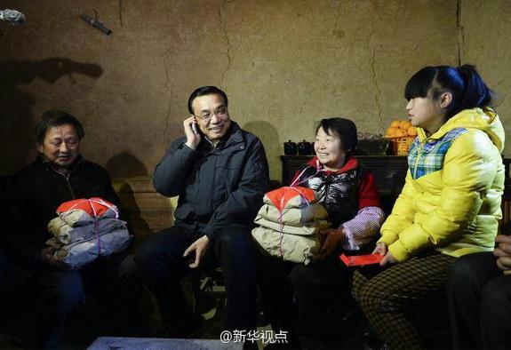 27日，李克強到安康旬陽金坡村看望留守兒童。