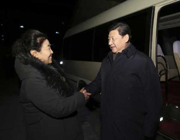 習(xí)近平27日晚看望了牛玉儒同志家屬。