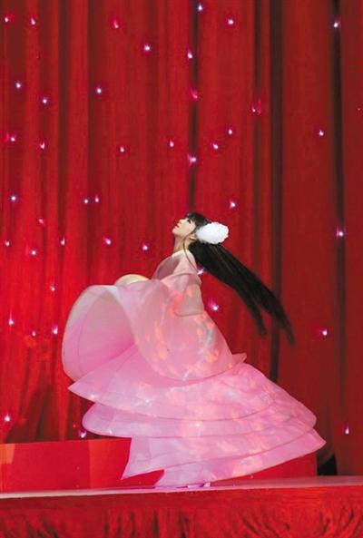 馮小剛春晚被指“華誼年會(huì)” 藝人多與華誼有關(guān)