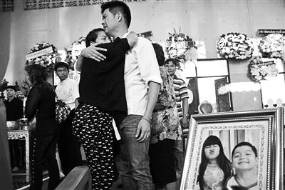 2月24日，泰國曼谷，民眾為在手榴彈襲擊中遇難的兩名兒童舉行葬禮，兩名兒童為姐弟二人，姐姐6歲，弟弟4歲