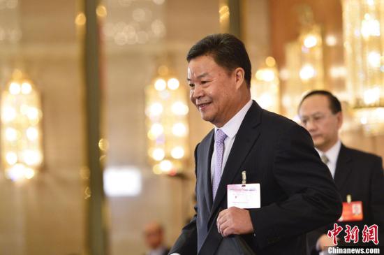 呂新華向中外媒體介紹本次大會(huì)有關(guān)情況并回答記者提問。中新社發(fā) 廖攀 攝