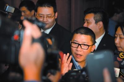 3月10日23時(shí)許，與馬航失聯(lián)航班部分乘客家屬乘坐同一航班的乘客在北京首都機(jī)場(chǎng)辦理值機(jī)手續(xù)。新華社