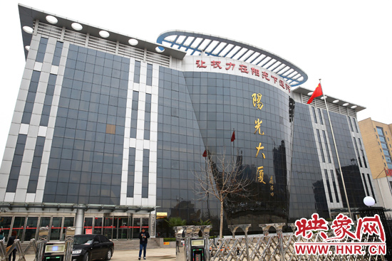 2011年4月，蘭考縣為民服務(wù)中心入住陽(yáng)光大廈，目前，共有行政職能部門39個(gè)