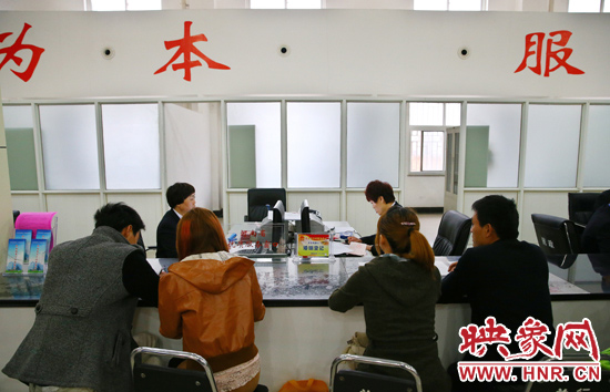 在陽(yáng)光大廈一樓大廳內(nèi)，分布著人社局、民政局等與群眾利益相關(guān)的民生服務(wù)窗口。