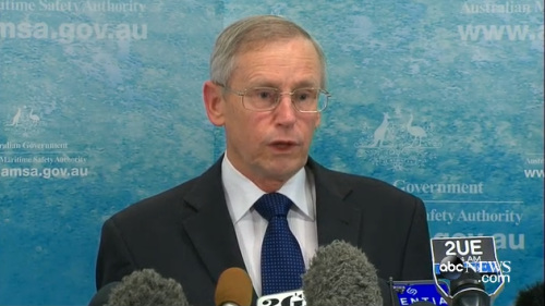 澳大利亞海事局官員正在介紹關于馬航失聯(lián)客機的搜索情況。