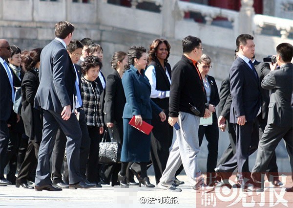 　　3月21日上午，美國總統(tǒng)夫人米歇爾參觀故宮，彭麗媛陪同。彭麗媛一身湖藍色裙裝，米歇爾黑白色職業(yè)裝