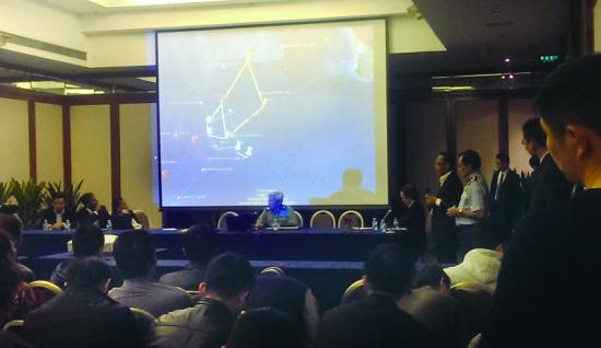 軍方人士正在講解當(dāng)天凌晨2點(diǎn)22分時的雷達(dá)截圖 攝/法制晚報(bào)記者郭謙