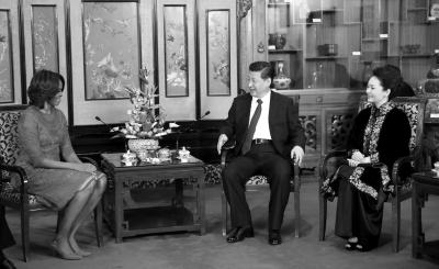 昨晚，國家主席習(xí)近平和夫人彭麗媛在北京釣魚臺國賓館會見美國總統(tǒng)奧巴馬夫人米歇爾。