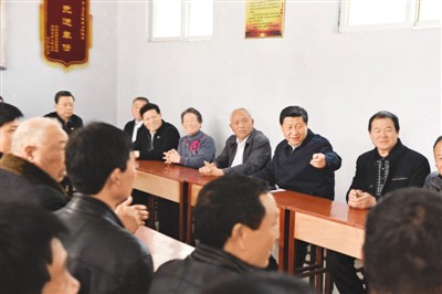 3月17日，習(xí)近平在河南省蘭考縣東壩頭鄉(xiāng)張莊村村委會與干部群眾座談，聽取意見和建議。