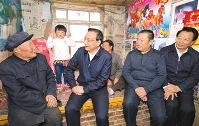 3月27日，李克強在內(nèi)蒙古自治區(qū)翁牛特旗橋頭鎮(zhèn)太平莊村看望貧困戶。