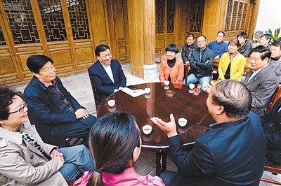 3月23日，劉云山在陜西省咸陽市禮泉縣煙霞鎮(zhèn)袁家村與基層干部群眾座談，聽取對教育實踐活動的意見建議。