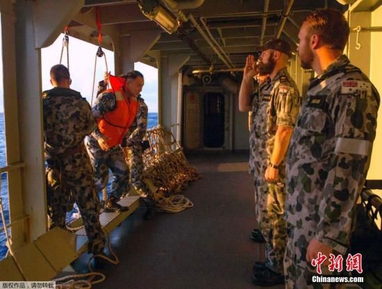 　據(jù)澳大利亞海軍4月11日發(fā)布的圖片顯示，中澳海軍海上聯(lián)合搜尋失聯(lián)客機(jī)。據(jù)悉，澳大利亞總理當(dāng)天表示，澳方執(zhí)行搜尋失聯(lián)客機(jī)任務(wù)的搜救人員已獲知黑匣子的大致位置。