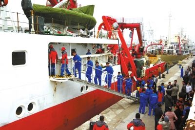  4月8日，“科學(xué)號”科學(xué)考察船從青島市中苑碼頭啟航，赴沖繩海槽區(qū)域進(jìn)行科學(xué)考察。圖/CFP