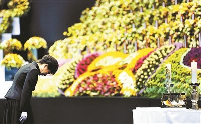 4月29日，韓國總統(tǒng)樸槿惠為“歲月”號沉沒客輪死難者默哀圖片/IC
