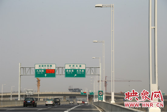 市民可通過北三環(huán)快速路高架橋直達東區(qū)。