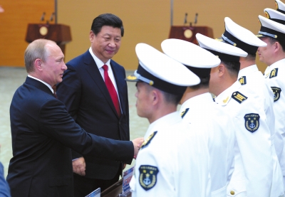 習(xí)近平與普京共同出席中俄聯(lián)合軍演開幕式。