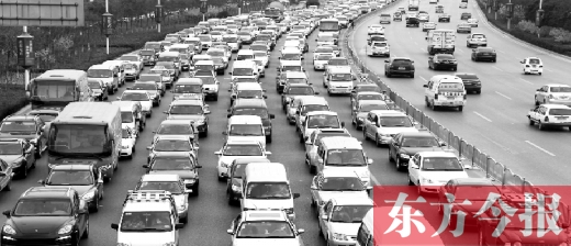 21日，鄭州市中州大道，大量擁堵的汽車將寬寬的道路變成“停車場(chǎng)”