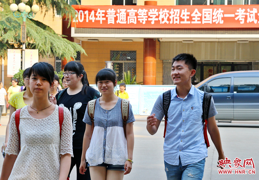 最后一門考試結(jié)束后，考生們一臉輕松的走出考場