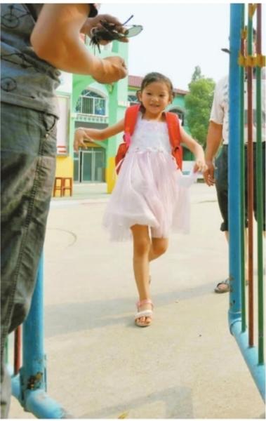 　　昨日，潛江市浩口鎮(zhèn)第三小學已被戒嚴，下午幼兒園學生放學時，一些家長前來接孩子