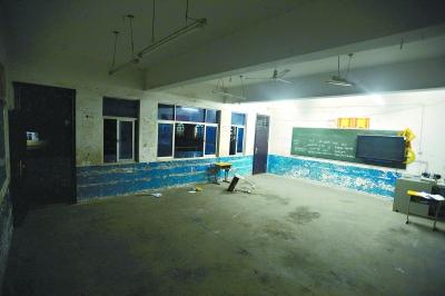 　　昨晚10時，事發(fā)教室里的書桌幾乎被搬空，一個損壞的書桌倒在地上