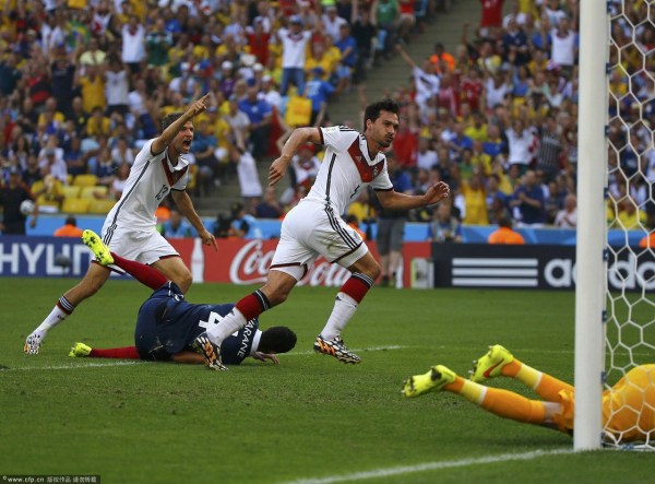 第13分鐘，胡梅爾斯頭球破門