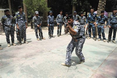 　5日，伊拉克巴格達，新招募的安全部隊成員進行訓練。