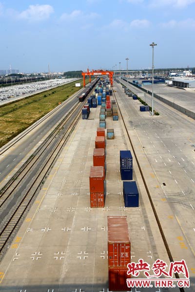 深處中原腹地的鄭州卻提出了一個響亮的口號，要打造成為中西部地區(qū)對外貿(mào)易的“無水港”。