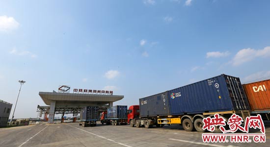 一頭連著生產(chǎn)，一頭牽著消費(fèi)，現(xiàn)代物流業(yè)成為經(jīng)濟(jì)運(yùn)行的血脈。