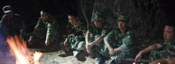 8月5日晚，受困官兵等待天亮以后的救援。