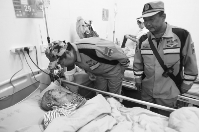 緊張的救援間隙，中國緊急救援河南基地的隊員還探望了被救的84歲老人。