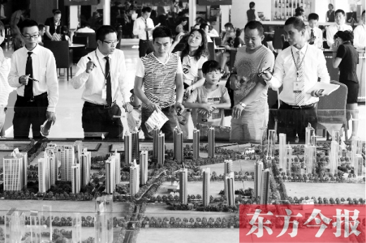 昨天上午，在鄭州市區(qū)一售樓部?jī)?nèi)，看房的顧客比平時(shí)多了不少