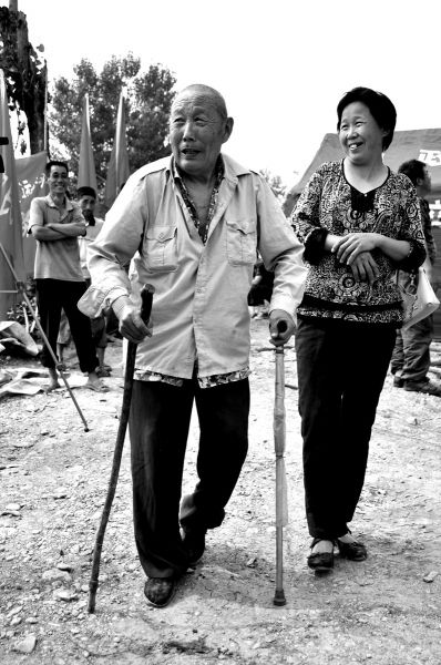 2011年6月26日，何兆勝在三女兒的陪伴下漫步在搬遷現(xiàn)場。