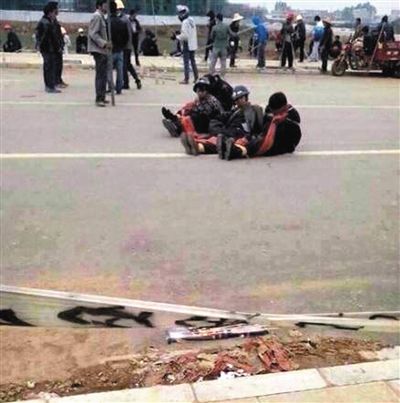 14日，沖突現(xiàn)場，幾名頭戴鋼盔的人被捆綁著。圖/東方IC