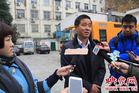 鄭州城市管理局行政執(zhí)法監(jiān)察支隊(duì)二大隊(duì)副大隊(duì)長(zhǎng)杜陸水就“河南省人民會(huì)堂違法戶外廣告”一事，接受媒體采訪