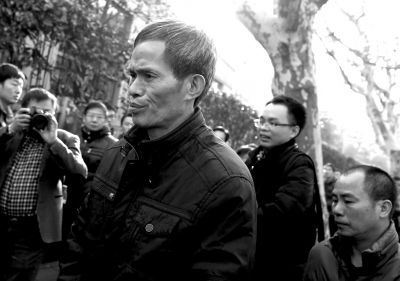 被告人林森浩的父親林尊耀準(zhǔn)備進入法院。