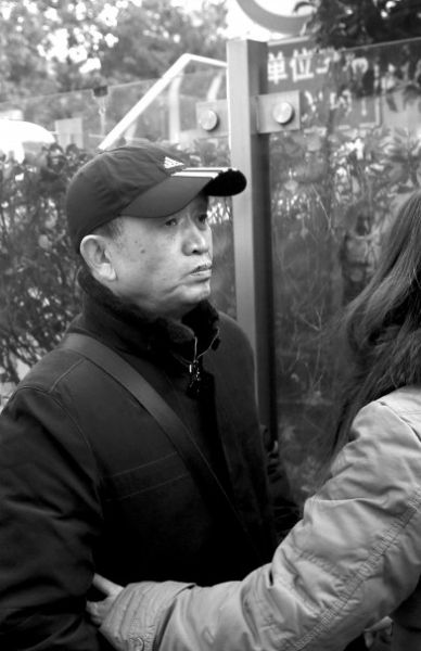 受害人黃洋的父親黃國強準(zhǔn)備進入法院。