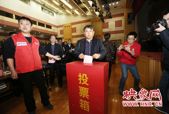 省委宣傳部副部長(zhǎng)、省新聞出版廣電局局長(zhǎng)朱夏炎現(xiàn)場(chǎng)投票