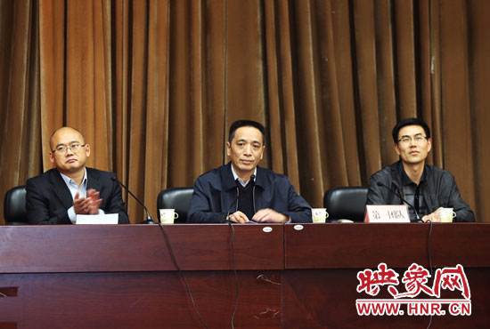 第一組競(jìng)聘團(tuán)隊(duì)（郭飛俠（中）李國全（右）司超峰（左））