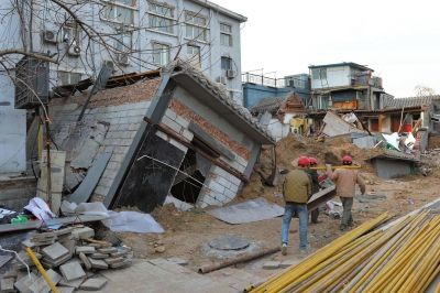 坍塌事故發(fā)生后，房屋傾倒在地面上。記者 徐曉帆/攝