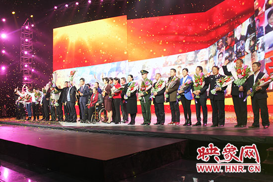 10位獲獎(jiǎng)?wù)吆?個(gè)愛心集體合影。