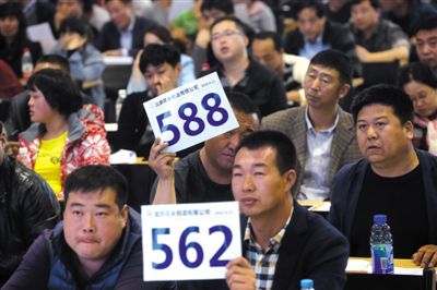 昨日，拍賣(mài)現(xiàn)場(chǎng)競(jìng)拍者舉牌競(jìng)拍。新京報(bào)記者