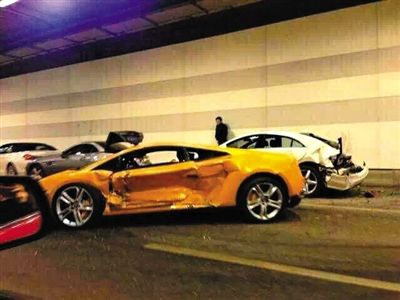 一目擊者出示照片，隧道內(nèi)，事發(fā)時(shí)還停著多輛車，其中一輛黃色豪車車門明顯內(nèi)凹，另一白色車車尾損毀嚴(yán)重。