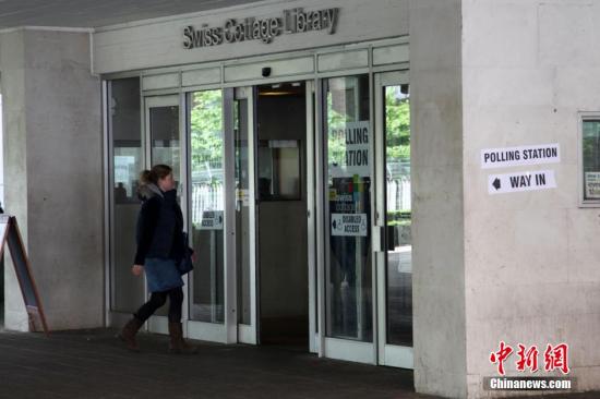 月7日，英國舉行大選，650個選區(qū)的選民前往投票站，選出代表各自選區(qū)的國會議員，贏得全國超過半數(shù)選區(qū)議席(即超過325個席位)的政黨，則獲得執(zhí)政權(quán)。圖為一名選民進(jìn)入投票站投票。<a target='_blank' ><p  align=