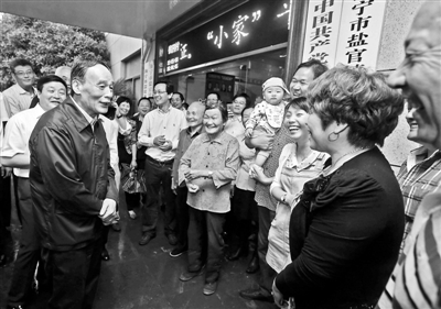 5月8日，王岐山與海寧市鹽官鎮(zhèn)桃園村黨委班子成員、老黨員和群眾親切交流供圖/新華社