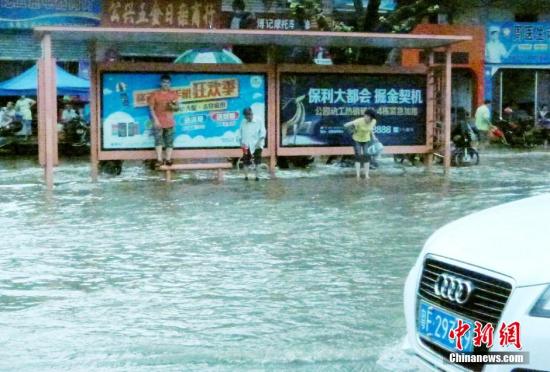 圖為暴雨持續(xù)兩小時，韶關(guān)市區(qū)又變“水城”。陳惠賢 攝