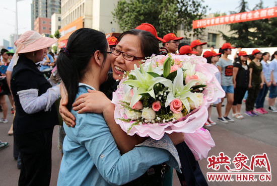 考試結(jié)束，考生與家長(zhǎng)深情的擁抱