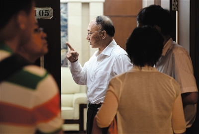 劉鵬局長走出會場。昨日的足球改革發(fā)展工作會議上，國家體育總局為中國足球“開了一扇門”。新京報記者 吳江 攝