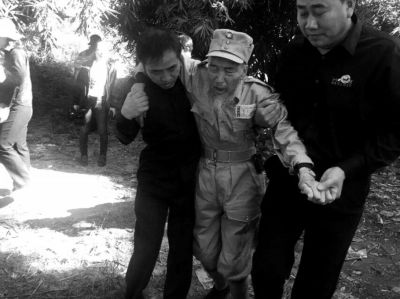 89歲老兵繆焜得知不能接到遺骸后嚎啕大哭。組織方供圖